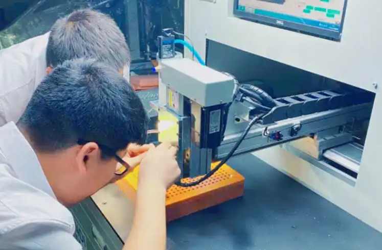 人工点胶