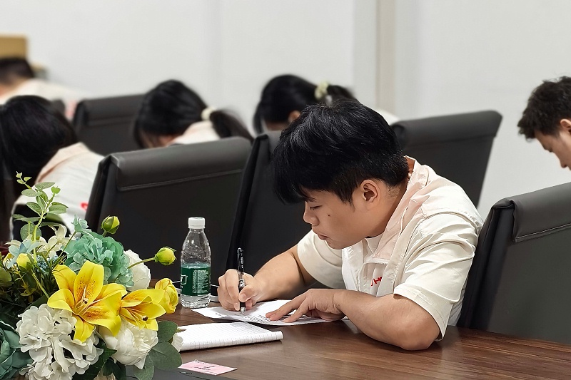 学员认真做作业